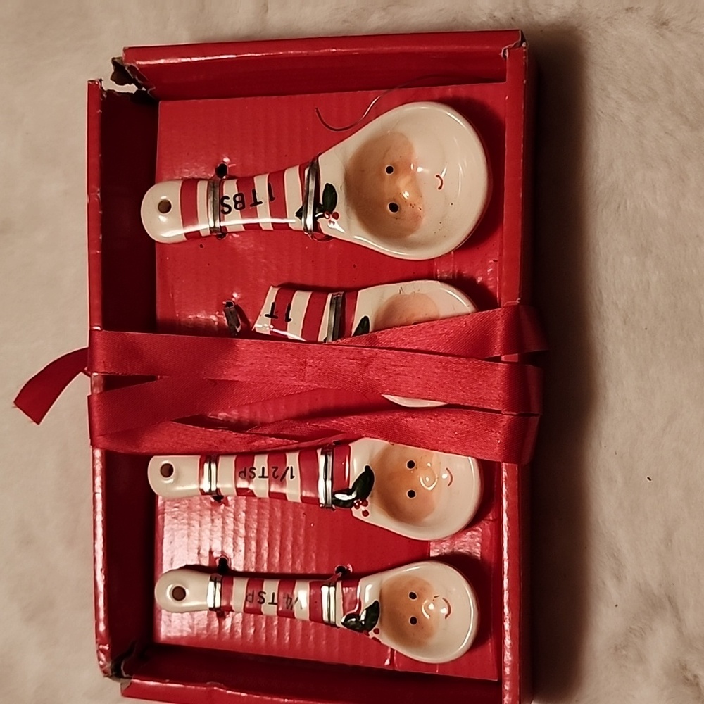 VINTAGE CHRISTMAS  SANTA CLAUS CERAMIC MEASURING SPOONS 🥄 *( SEE 👀 PHOTOS ) 👀
